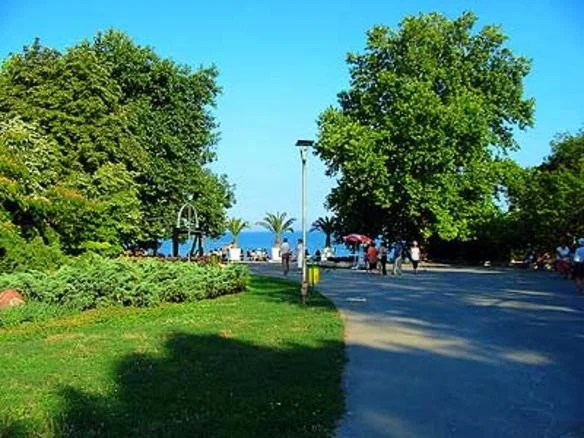 Stroll along the Seak Park