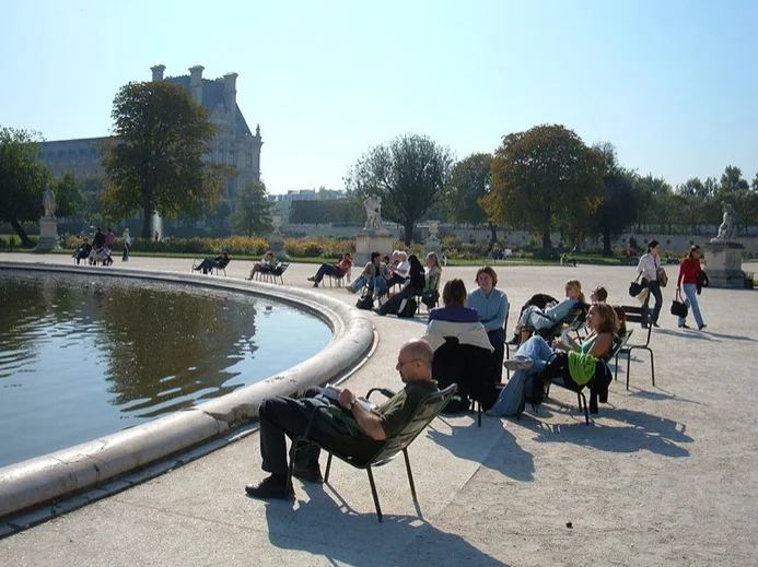 Bring a book, stay for a while (Tuileries)