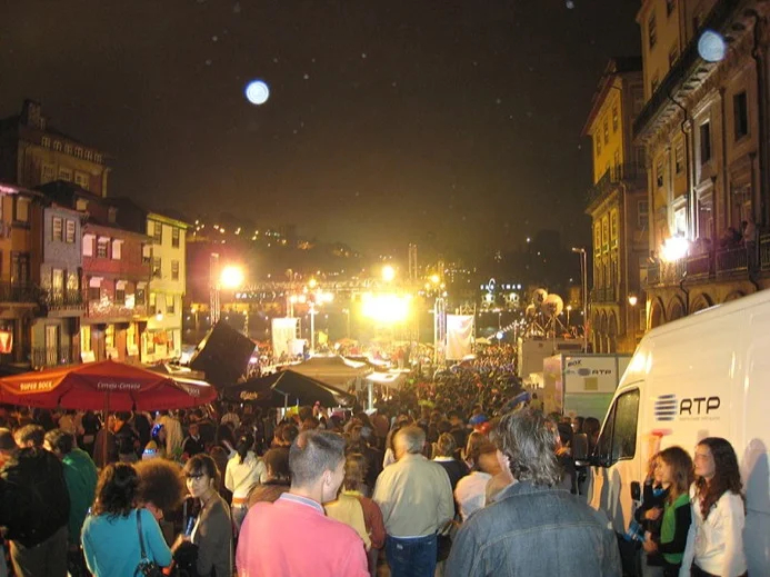 Crowds by the Ribeira