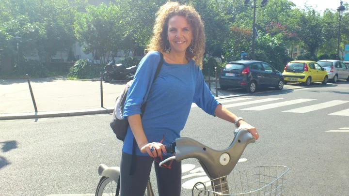 Pamela with a Velib bike