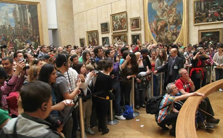 Not the ideal way to view the Mona Lisa