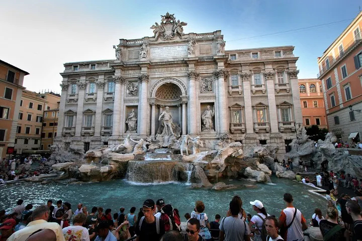 Crowds at Rome's Trevi Fountain