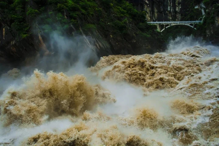 The Yangtze River on one of its more turbulent days, Tiger Leaping Gorge