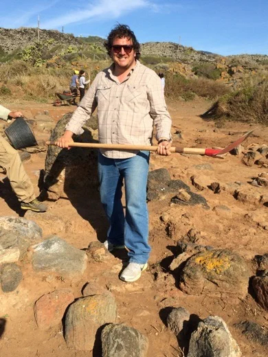 Guide Emiliano on an archeological dig