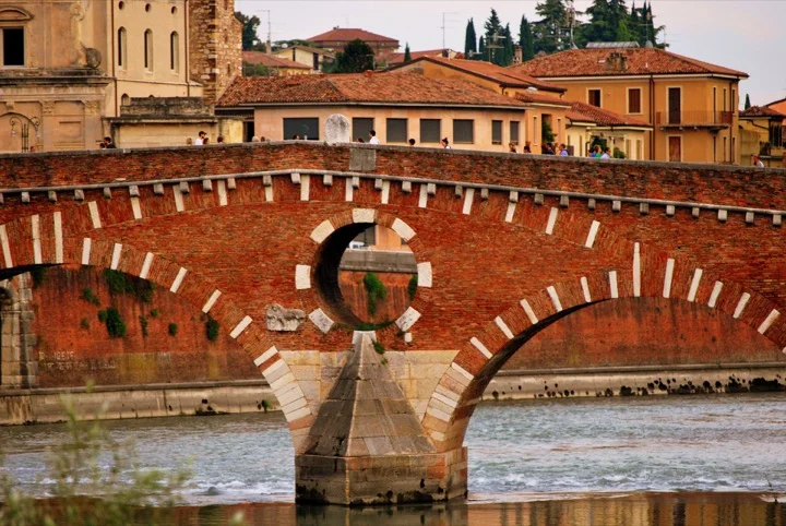 A bridge crosses the Adige River in Verona