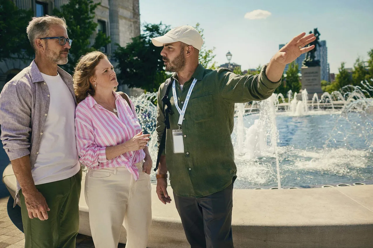 guide and travellers