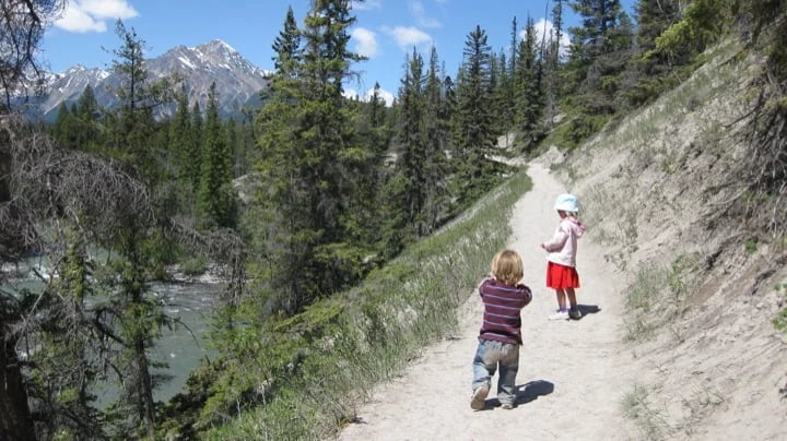 Hiking Maligne Canyon