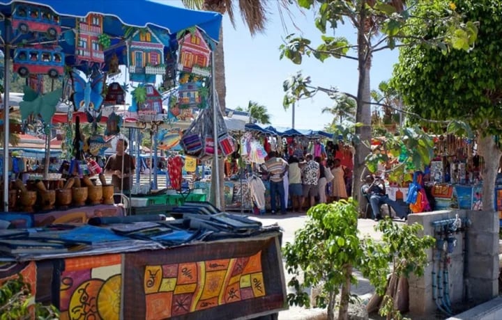 Marketplace in Marigot (photo courtesy Christophe Seger)