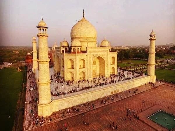 Enjoy a Trip to the Taj Mahal on Express Train from Delhi