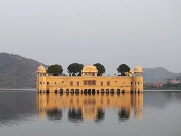 One Day Tour in the Pink City by Public Transportation
