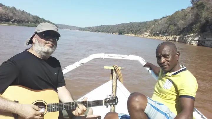 My guest is from Israel. Playing guitare while riding along Tsiribihina river.