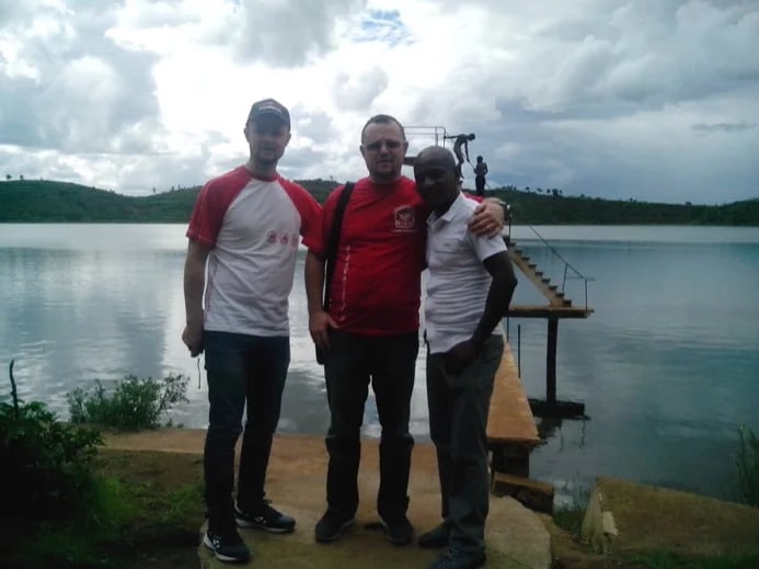 My guests are from URSS. We are visiting the biggest lake in Antsirabe