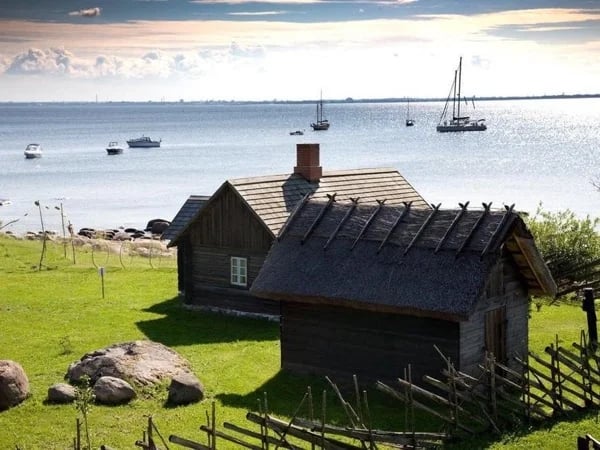 Tallinn Highlights and Seaside restaurant. Private Shore Excursion