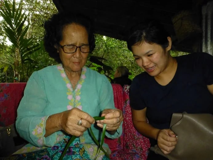 Learning to weave from a local indigenous Dusun babu (tribal patriach)