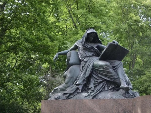 Along the Tiergarten Park