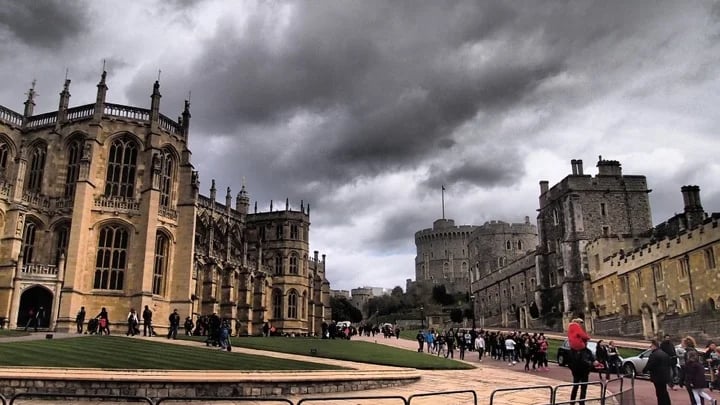 Windsor Castle ... Home to the King and all Monarchs since 1110 AD. A spectacular place with 13/14 acres of Castle precincts and a 5000 acre estate adjacent