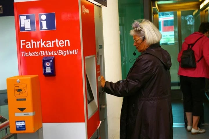 At the ticket vending machine - ready for take off with my guests!