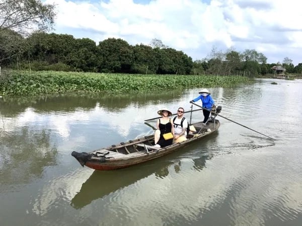 Mekong Delta River Cruise and Biking in Cai Be Town