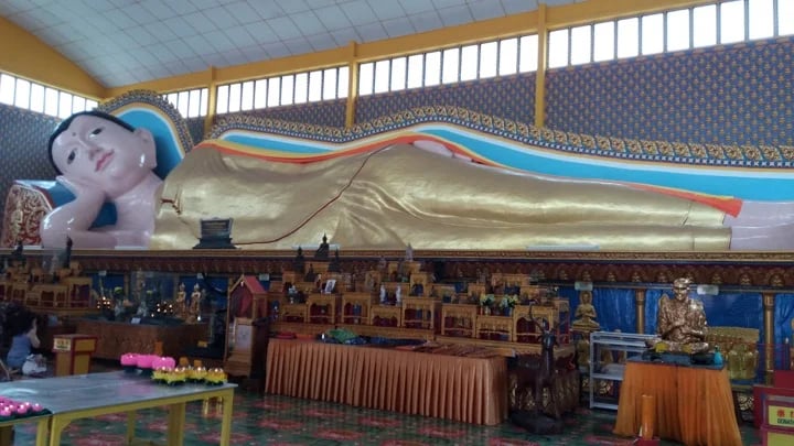 THAI BUDDHIST TEMPLE - THE RECLINING BUDDHA