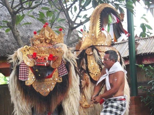 Bali Classic Tour: Barong Dance, Artist Family & Ancient Temple