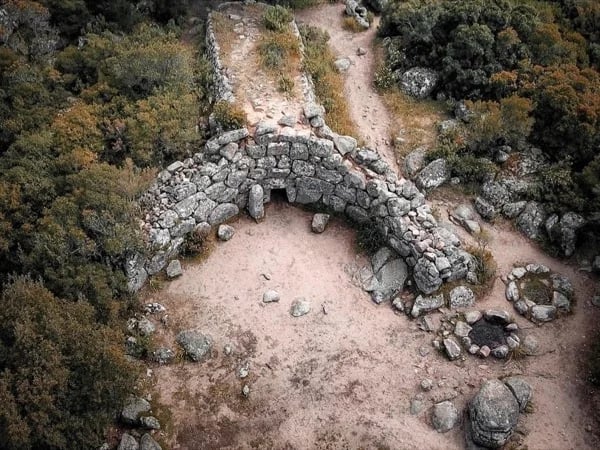 Visit to the Giant's Grave, the nuragic tomb