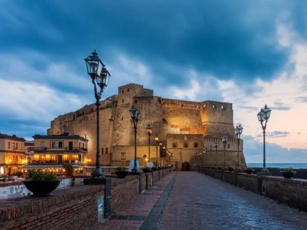 Walking tour of Naples
