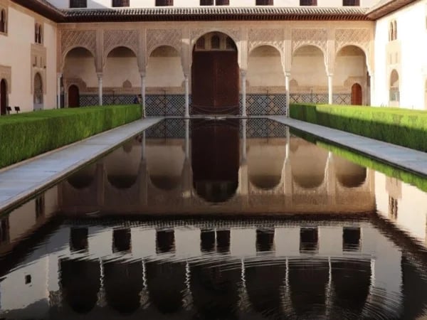Private walking tour: Highlights of Granada - Alhambra and City Center