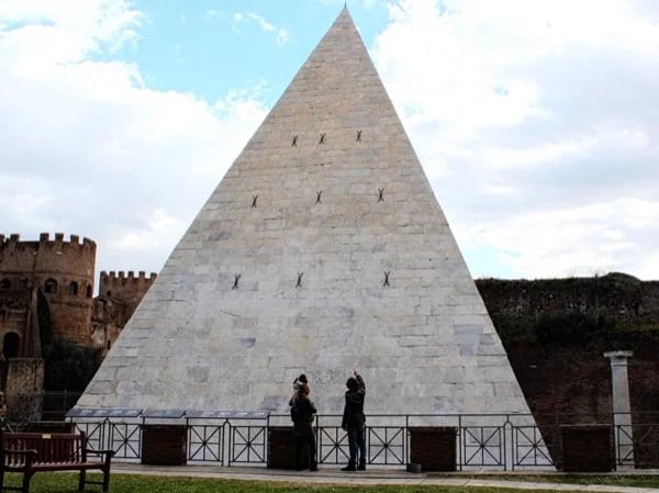 A Rome walking tour between street art, history and special food: Testaccio and Ostiense districts