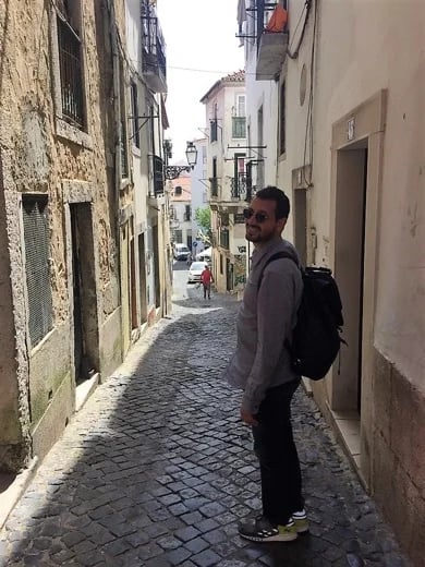 Peaceful cohabitation, a theme I followed in Alfama, Lisbon, Portugal...