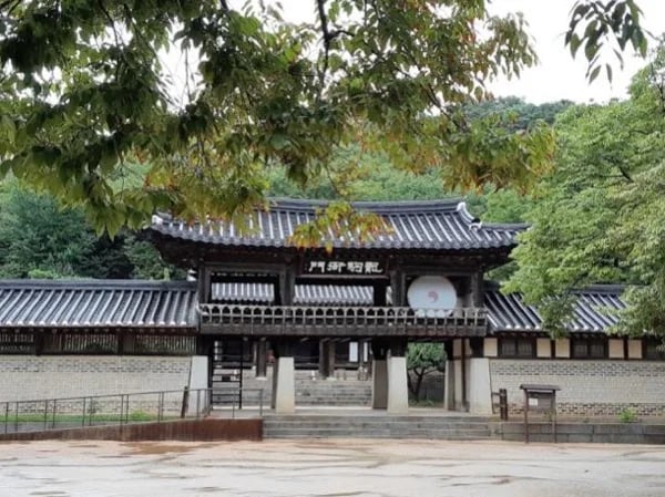 Suwon Hwaseong Fortress and Korean Folk Village Full Day Tour from Seoul
