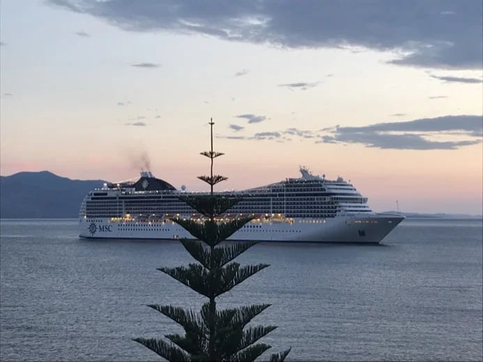 MSC in Saranda, preparing to leave.