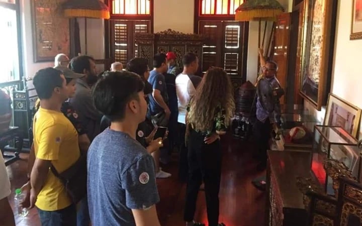 Giving commentary at Pinang Peranakan Mansion
