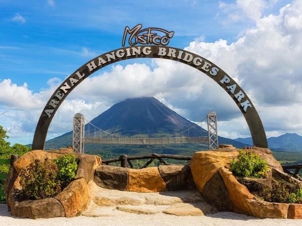 Hanging Bridges hike and La Fortuna Waterfall Tour