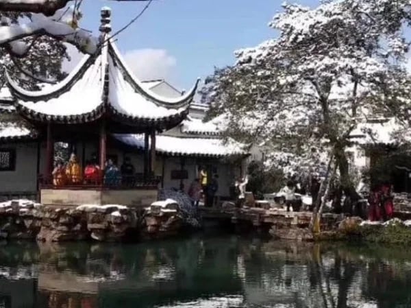 Half Day Trip with Garden, Temple, food market and rickshaw