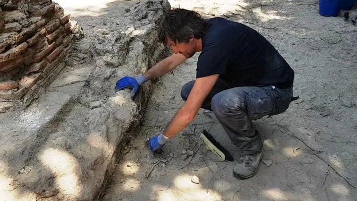 A very tiring moment during the excavation campaign in Cumae