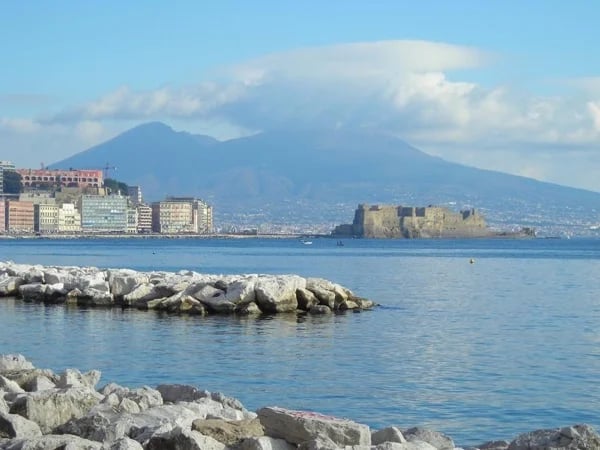 A day in Naples: experience art, magic and great food!