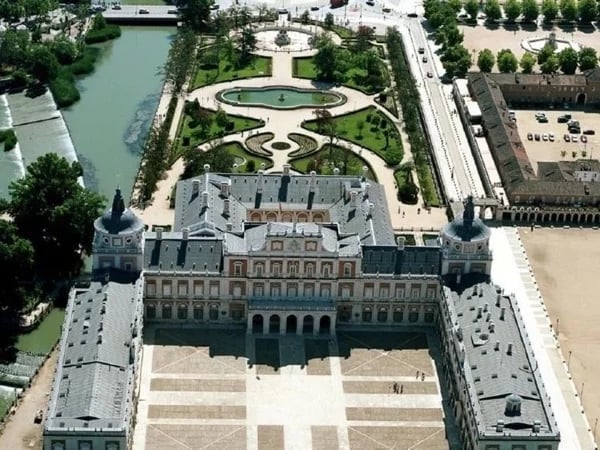 Aranjuez from two perspectives : Royal Palace and Royal Winery. Half Day