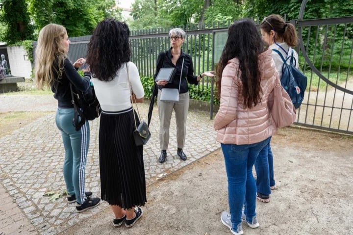 Guiding at the old Jewish cemetry