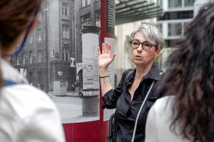 Guiding in the "Block of Women"