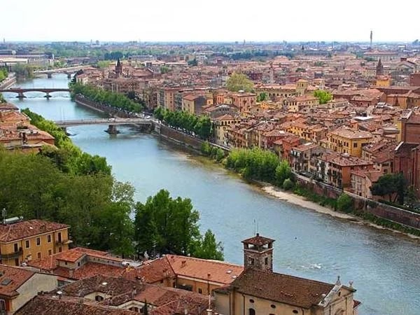 All of Verona in 4 hours: downtown, river, hills