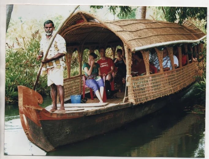 Backwater cruise on Non-mechanized covered country boat