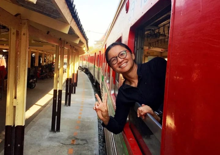 Bangkok train ride with private Thai guide