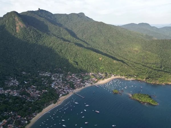 Ilha Grande's best waterfall and the Blue Lagoon in a full-day Private Tour with Hike and Speedboat ride