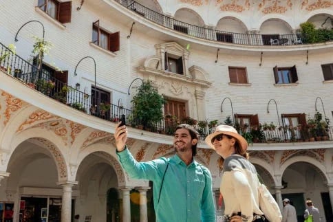 Me guiding in plaza del cabildo