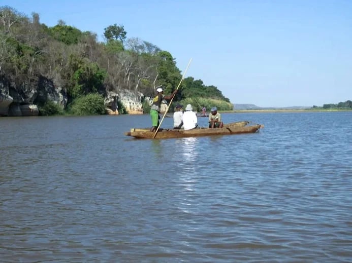 Pirogue tour along Manambolo river