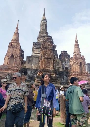 At Wat Mahathat with a group of tourists