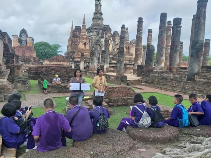 Training English to kids in elementary school at Wat Mahathat, Sukhothai