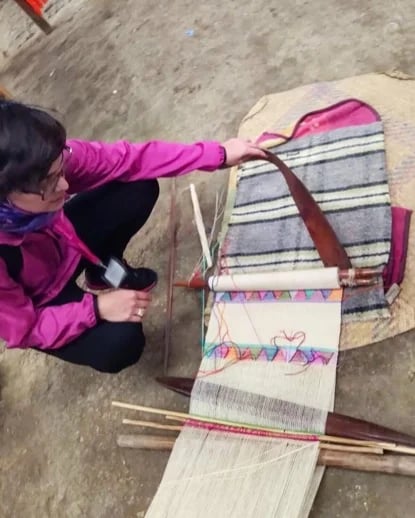Talking abut how traditional fabrics are made in a mayan community