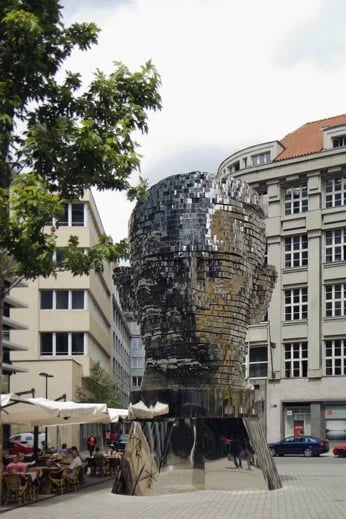 Prague is full of surprises, for example in the form of many sculptures reflecting the blending of history into the present ... here in the form of the head of the prominent Jewish writer Franz Kafka