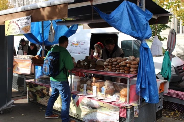 bakery products, breads and buns...